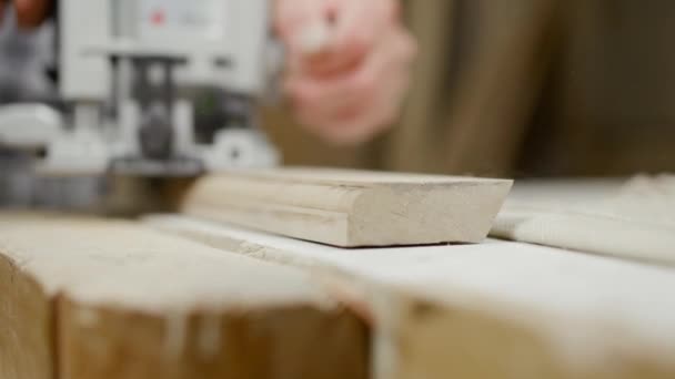 Rzemieślnik Frezuje Prosty Kawałek Drewna Pomocą Frezu Formowania Zaokrąglona Krawędź — Wideo stockowe