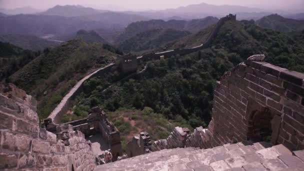 Kvinnliga Klättringssteg Den Kinesiska Muren — Stockvideo