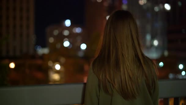 Filmato Donna Che Domina Una Città Notte — Video Stock