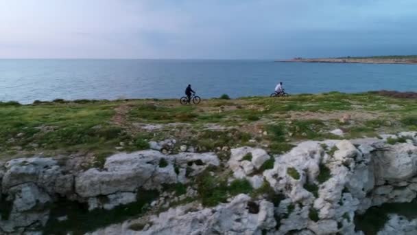 Dos Personas Montan Bicicletas Montaña Península Playa Tahet Rih Anfeh — Vídeo de stock