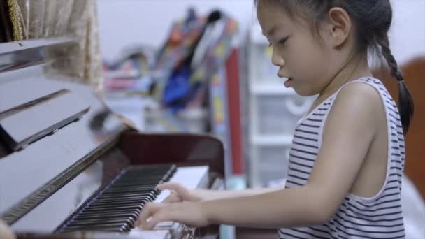 Niña Asiática Practicando Piano Casa Vista Lateral Chica Años Pelo — Vídeos de Stock