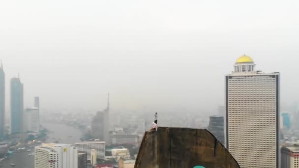 Flybilde Rundt Menn Toppen Bygning Med Utsikt Byen Bangkok Tåkete – stockvideo