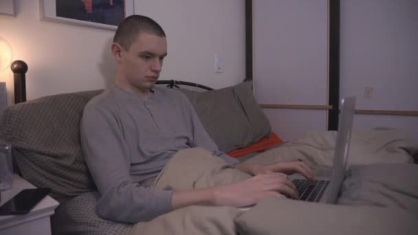 Jongeman Die Nachts Een Laptop Zijn Bed Gebruikt Close Schot — Stockvideo