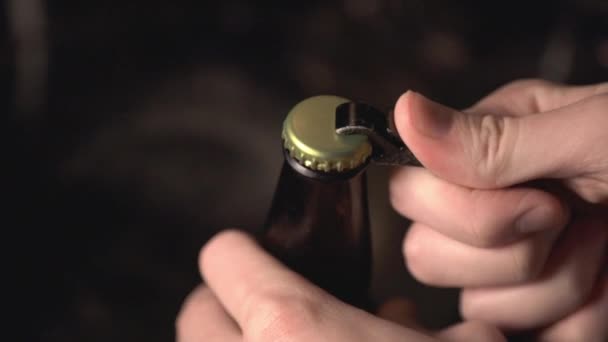 Main Homme Ouvrant Une Bouteille Bière Ayant Difficulté Ouvrir Une — Video
