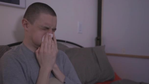 Młody Mężczyzna Siedzący Łóżku Dmuchający Nosem Papier Chusteczkę — Wideo stockowe