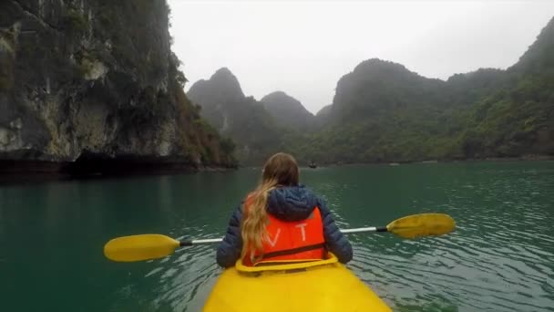 Flicka Kajakpaddling Sjön Framför Green Mountains — Stockvideo