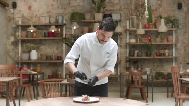 Rallentatore Chef Sta Grattugiando Tartufo Sulla Tartare Cruda Carne Rossa — Video Stock