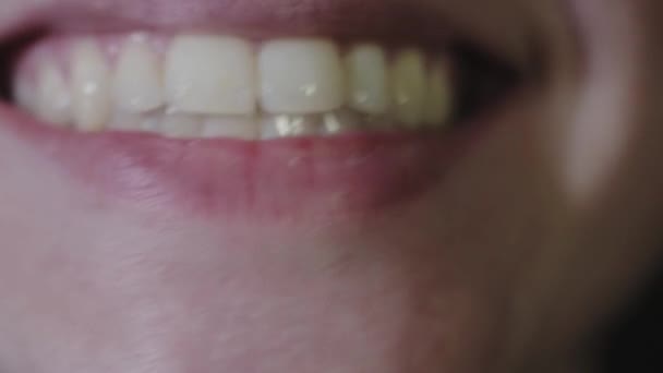 Uma Pessoa Que Faz Sorriso Sorrir Rostos Close Shot — Vídeo de Stock