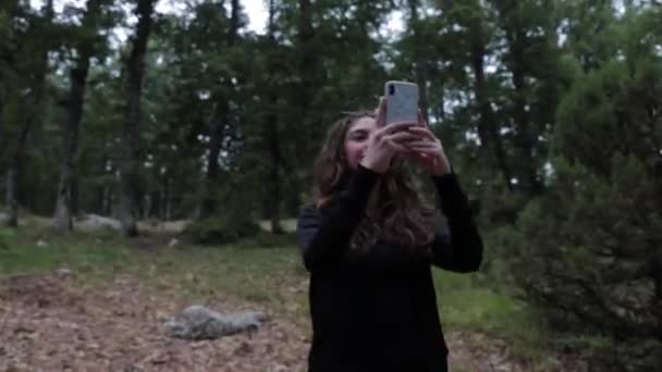 Привлекательная Юная Леди Делает Селфи Телефоном Разместить Социальных Сетях — стоковое видео