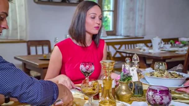 Uomo Che Condivide Pasto Con Una Donna Mentre Cena Ristorante — Video Stock