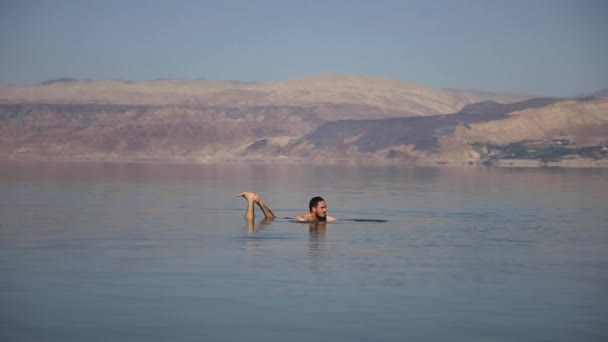 Viaggiatore Che Nuota Nel Mar Morto Montagne Sfondo Cielo Limpido — Video Stock