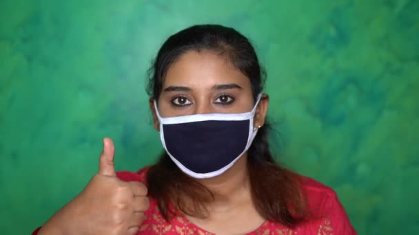 Menina Indiana Asiática Esperançosa Usa Máscara Protetora Para Prevenção Coronavírus — Vídeo de Stock