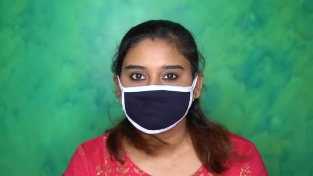 Gelukkig Hoopvol Indiaas Meisje Verwijdert Beschermend Masker Van Het Gezicht — Stockvideo