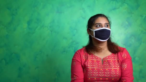 由于封锁 健康和安全生活的概念 N1H1 Coronavirus 印度女孩带着防护面具 在家中防止Covid Coronavirus — 图库视频影像