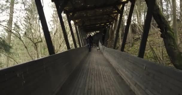 Turistas Exploram Antigo Curso Bobsleigh Luge Gauja Letônia — Vídeo de Stock