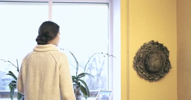 Jeune Femme Fermeture Stores Rideau Gros Plan Mouvement Lent — Video