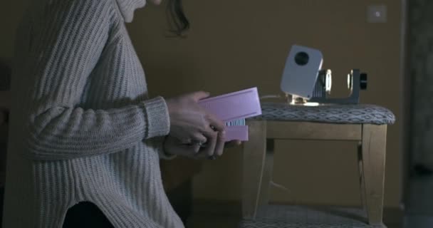 Una Mujer Mira Través Diapositivas Fotográficas Proyector Fondo — Vídeo de stock