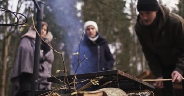 Oameni Camping Vorbește Gătește Mâncare Foc Tabără — Videoclip de stoc