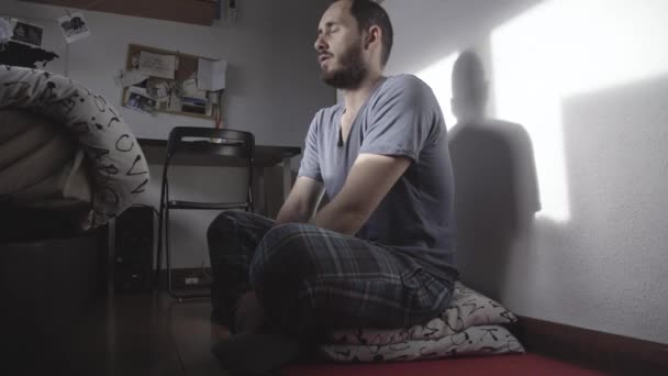 Adam Sabahın Erken Saatlerinde Meditasyon Yapıyor Güneş Parlıyor Düşük Açılı — Stok video