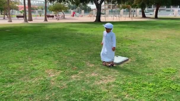 Ragazzo Emirati Arabi Che Gioca Calcio Indossando Cruscotto Piatto Kandura — Video Stock