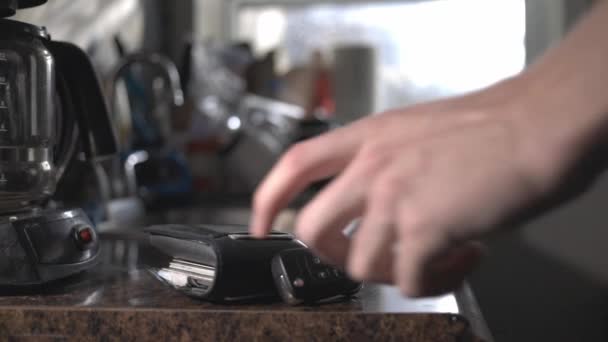 Adamın Elleri Cüzdanını Anahtarsız Araba Uzaktan Kumandası Mutfağın Tepesinde Yakın — Stok video