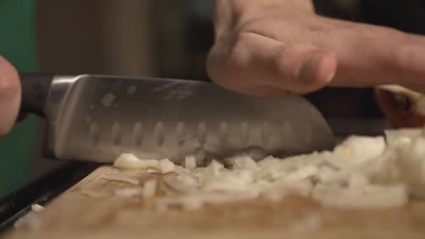 Keskin Bıçak Kullanarak Kıyma Beyaz Soğan Yakın Çekim — Stok video