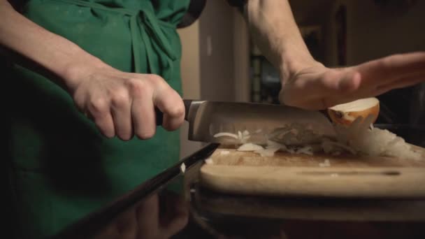厨师们把白洋葱切割成木板 放在桌子上 低空射击 — 图库视频影像