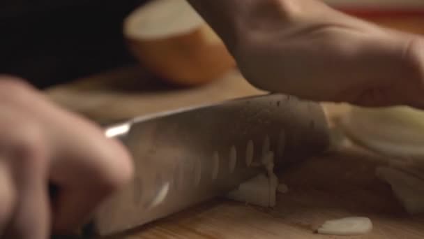 Κοπή Κρεμμύδια Χρησιμοποιώντας Ένα Κοφτερό Μαχαίρι Μια Ξύλινη Σανίδα Κοντινό — Αρχείο Βίντεο