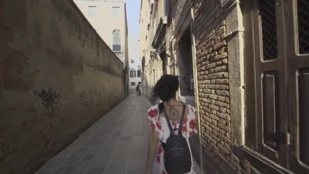 Chica Vestido Blanco Con Una Mochila Caminando Una Calle Estrecha — Vídeos de Stock