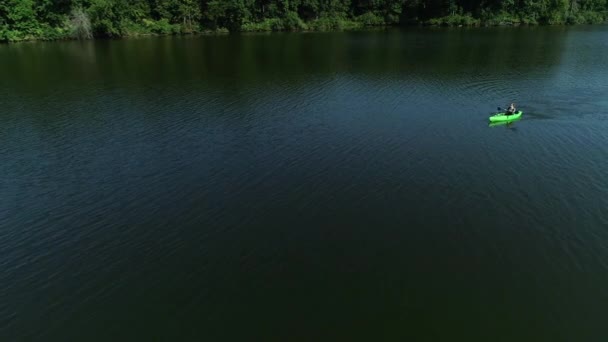 Mujer Joven Remando Derecha Izquierda Kayak Lago Disfrutando Naturaleza Hermoso — Vídeo de stock