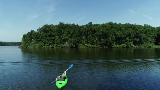 Una Joven Mujer Empuja Fuera Orilla Kayak Lago Para Disfrutar — Vídeos de Stock