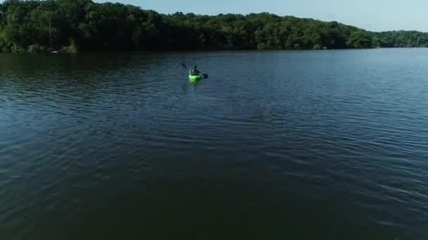 Cámara Sigue Una Mujer Haciendo Kayak Hermoso Lago Disfrutando Naturaleza — Vídeos de Stock