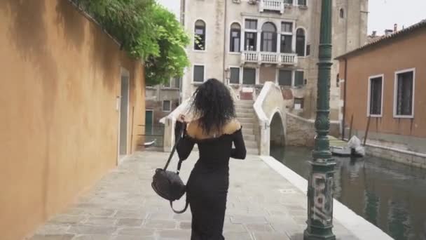 Krullend Meisje Lopen Draaien Een Brug Venetië Slow Motion — Stockvideo