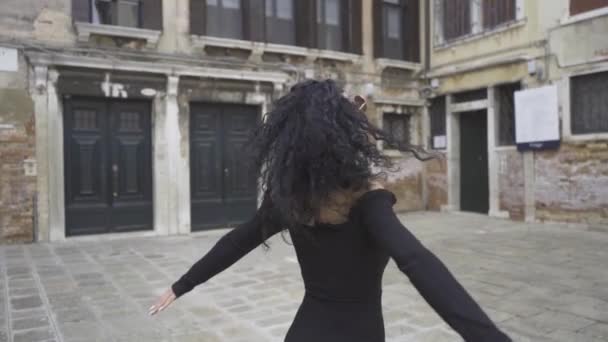 Hermosa Mujer Girando Dentro Del Patio Del Palacio Cámara Lenta — Vídeos de Stock