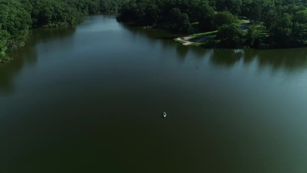 Caméra Commence Sur Une Jeune Femme Pagayant Kayak Sur Lac — Video