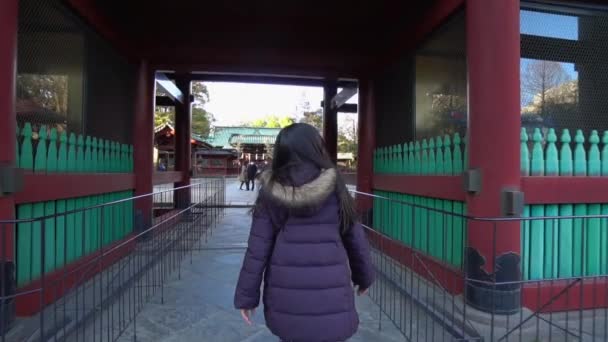 Девушка Проходит Мимо Входа Храм Синто Токио Япония Большинство Храмов — стоковое видео