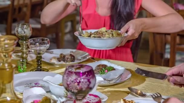 Kırmızı Elbiseli Kadın Eski Bir Köy Restoranında Tabağından Tabağına Yemek — Stok video