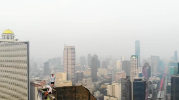 อากาศ วงโคจร โดรนย งรอบ ชายบนยอดต กระฟ งเทพมหานครในพ นหล นหมอก ในประเทศไทย — วีดีโอสต็อก