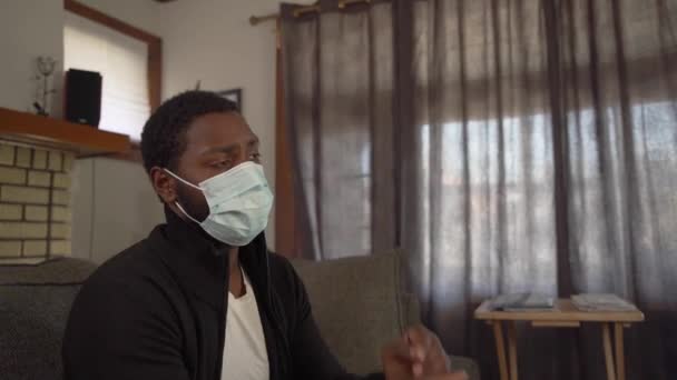 Coronavirus Μάσκα Αφαιρεθεί Μαύρος Άνθρωπος Ανησυχούν Κλίση Προφίλ — Αρχείο Βίντεο