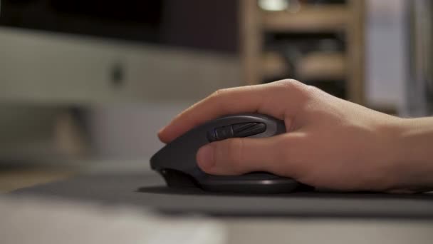 Tangan Bergerak Mouse Komputer Pada Pad Mouse Closeup Ditembak — Stok Video