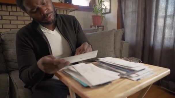 Bărbat Negru Caută Poștă Nebun Mediu Shot — Videoclip de stoc