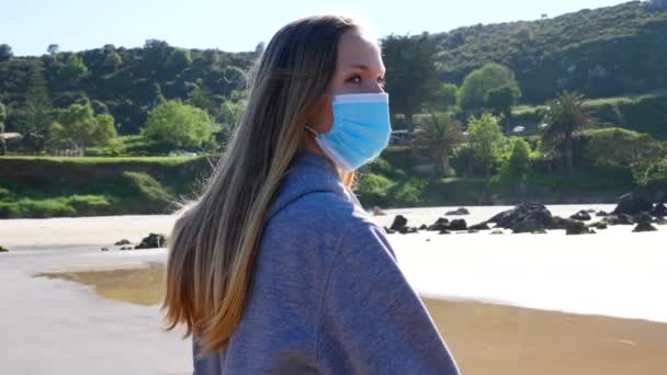 Ragazza Con Una Maschera Sulla Spiaggia Toglie Maschera Sulla Spiaggia — Video Stock