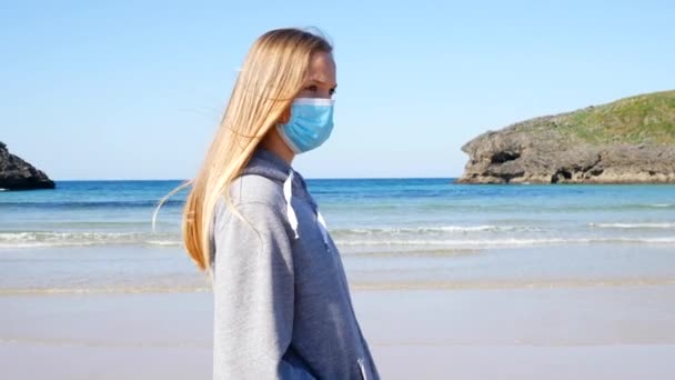 Mädchen Mit Gesichtsmaske Strand Nimmt Die Gesichtsmaske Strand — Stockvideo