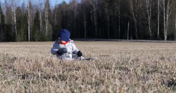 Хлопчик Тоддлер Сидить Самоті Сільській Місцевості Весна — стокове відео