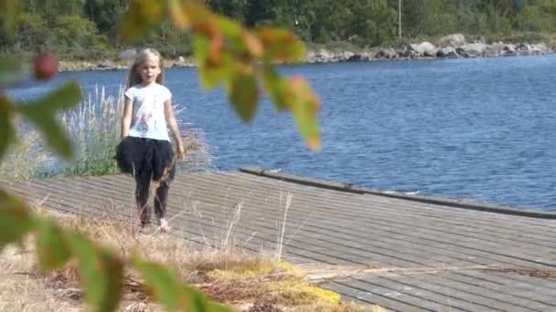 Stockholm Takımadalarında Yürüyen Genç Bir Kız — Stok video
