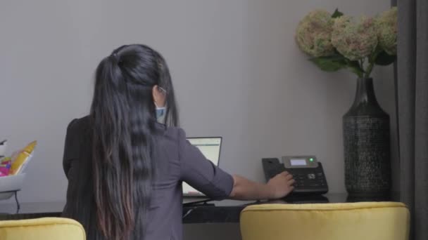 Gadis Bisnis Asia Memakai Masker Menjawab Telepon — Stok Video