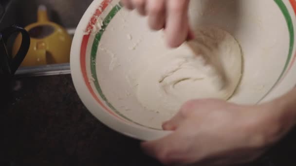 用木制勺子混合碗中的粗粉的手工方法 闭塞射击 — 图库视频影像