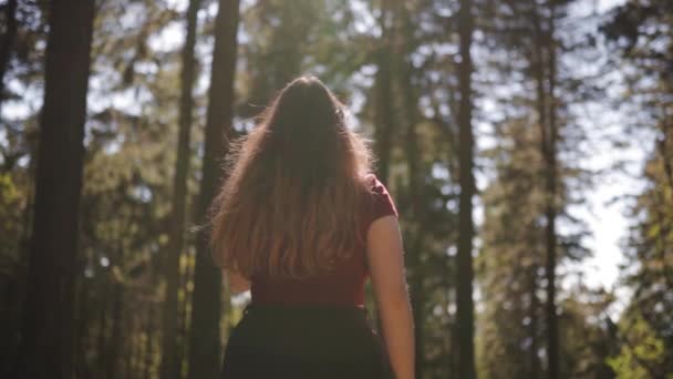 Plan Arrière Ralenti Une Belle Jeune Femme Marchant Forêt Pendant — Video