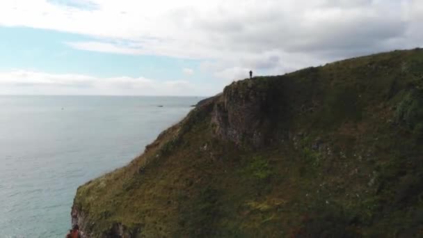 Aerial View Adventurer Cliff Ocean Background Dorset England Traveling Shot — Stock Video