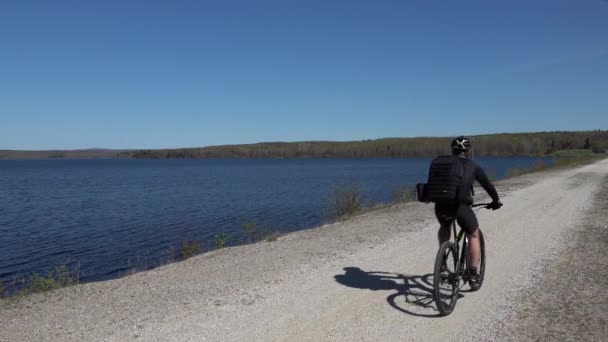 Man Een Fiets Een Dam — Stockvideo